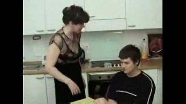 Calda mamma e figlio in cucina