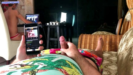 Guardando i porno sul cellulare, e la sua ragazza è lontano, seduto dietro un computer