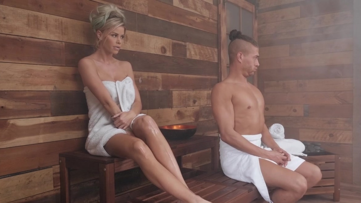 Tizio cornea punture di una bionda nel culo durante le sessioni di sauna