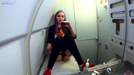 Tirò fuori nella toilette dell'aereo non è ancora bruciato il suo hostess